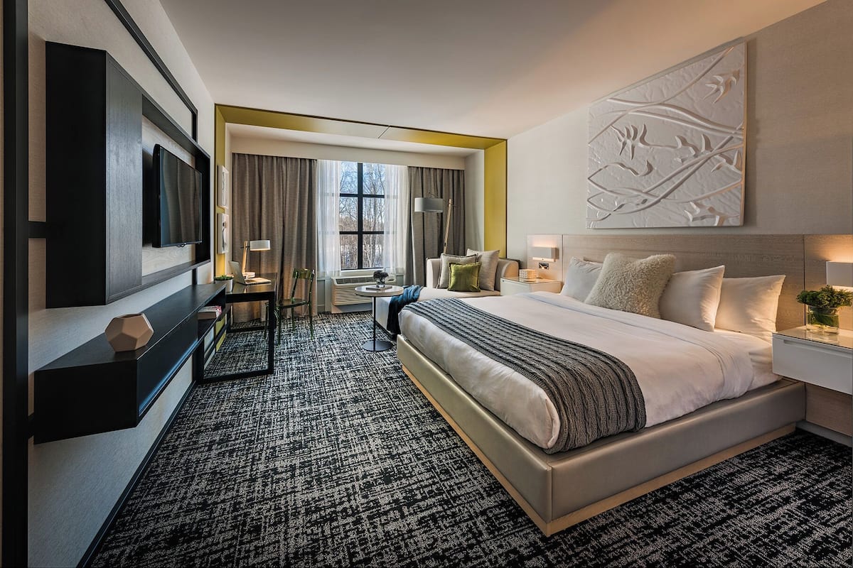 hypo-allergenic bedding, in-room safe, desk, laptop workspace