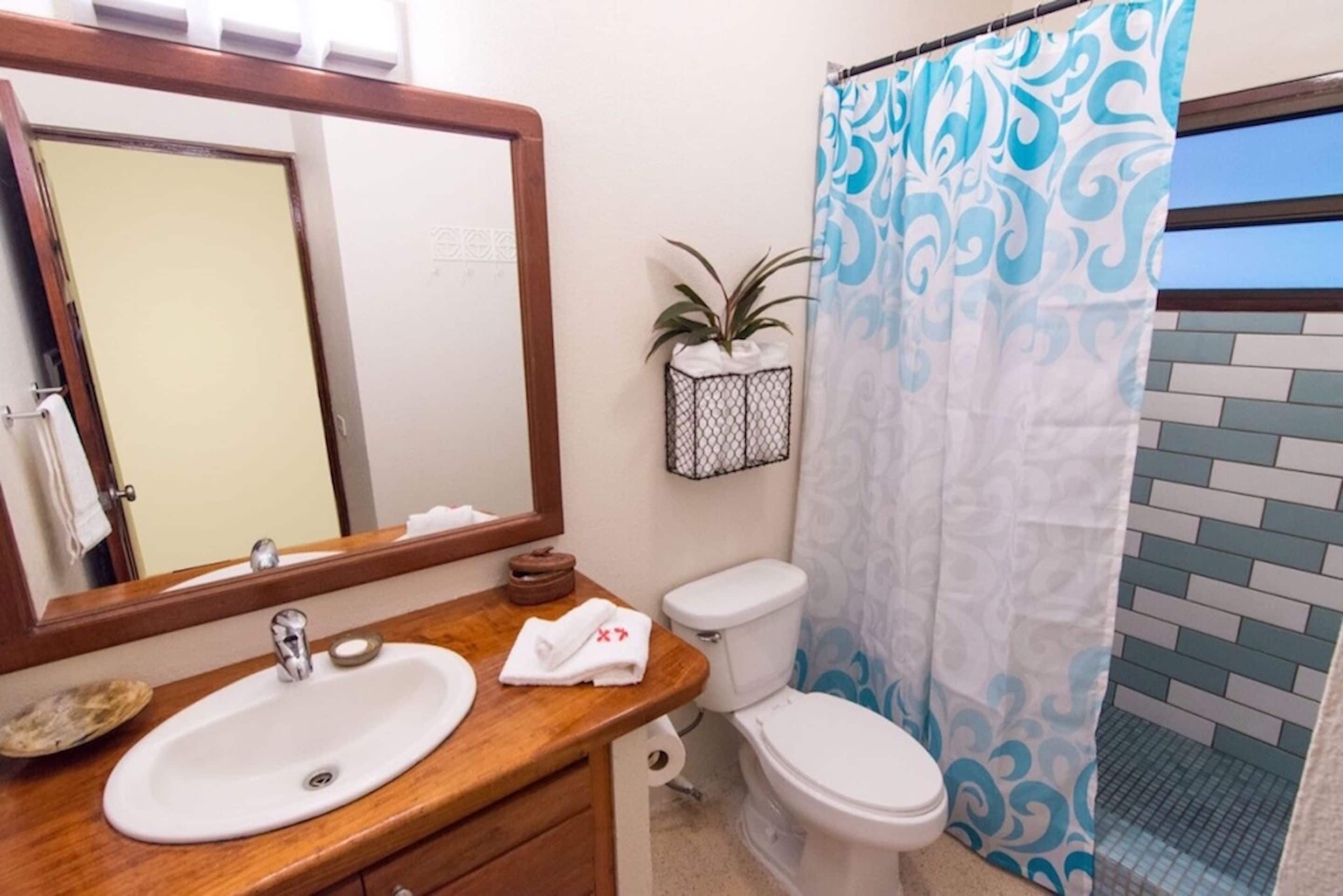 poolside quadruple room | bathroom | shower, free toiletries, hair dryer, towels