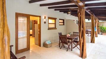 Two Bedroom Poolside Apartment | Terrasse/Patio