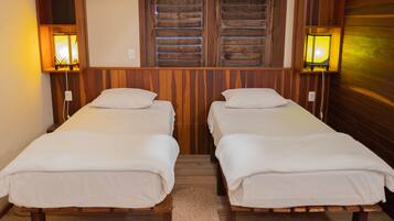 1 quarto, frigobar, cofres nos quartos, escrivaninha