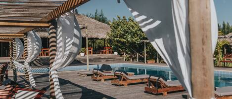 Piscine extérieure, chaises longues