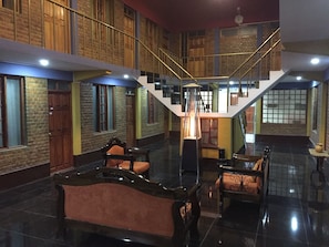 Lobby sitting area - Tonito Hotel (Uyuni)