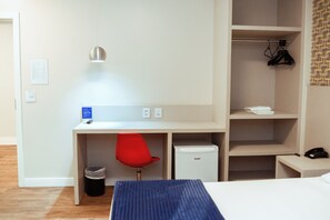 Chambre Deluxe | Literie hypoallergénique, lit avec matelas à plateau-coussin, bureau