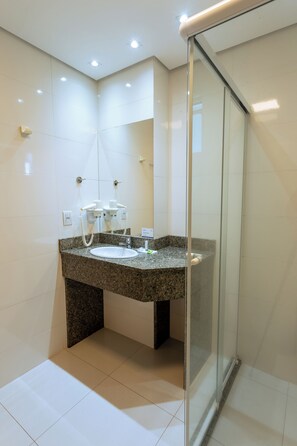 Deluxe Triple Room | Bathroom | Shower, rainfall showerhead, free toiletries, hair dryer - Hiber Hotel (Chapecó)