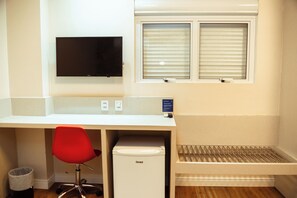 Chambre triple Deluxe | Literie hypoallergénique, lit avec matelas à plateau-coussin, bureau