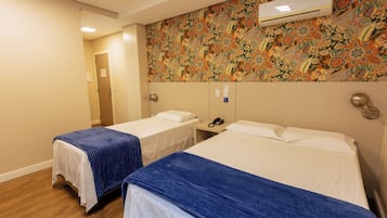 Habitación triple de lujo | Ropa de cama hipoalergénica y colchones con acolchado adicional