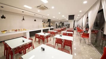 TĂ€gliches inbegriffenes kontinentales FrĂŒhstĂŒck