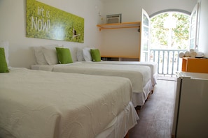 Quarto triplo | Cofres nos quartos, Wi-Fi de cortesia, roupa de cama