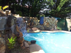 สระว่ายน้ำกลางแจ้ง