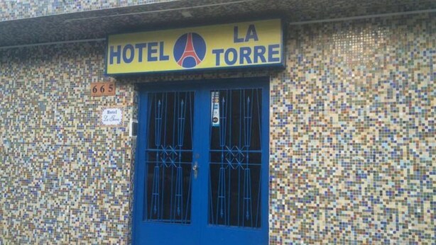 A hotel with a blue door and a mosaic-patterned wall. - Hotel La Torre Butantã (São Paulo)