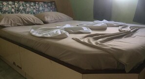 Habitación doble, 1 cama matrimonial | Wifi gratis 