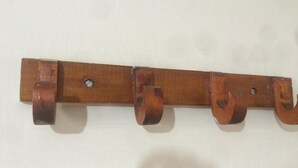 A wooden coat rack with four hooks. - Hotel La Torre Butantã (São Paulo)