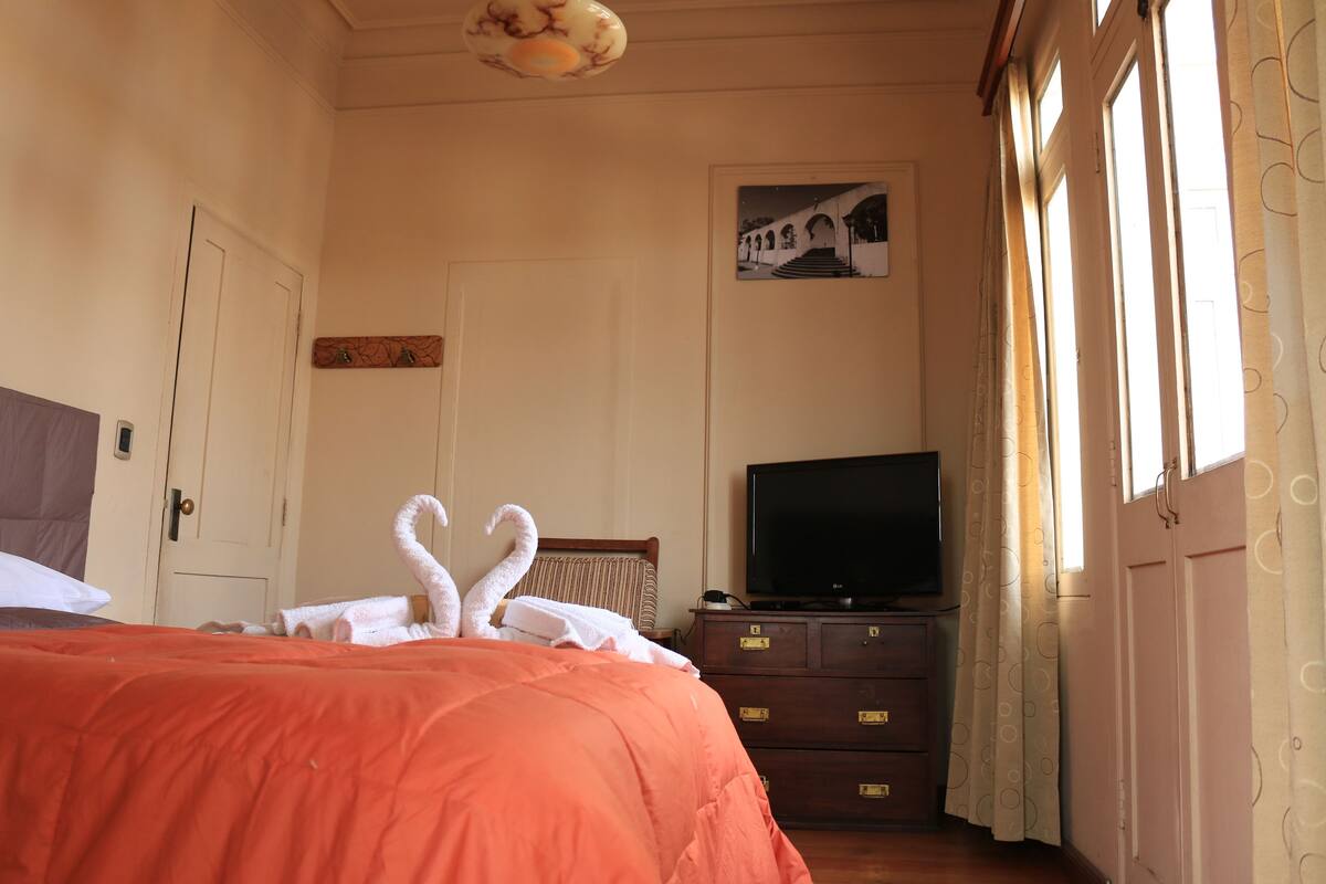 Quarto casal standard, 1 quarto, sacada, vista para a cidade | Cofres nos quartos, Wi-Fi de cortesia