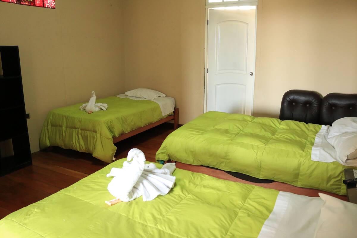 Quarto triplo | Cofres nos quartos, Wi-Fi de cortesia