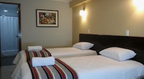 Twin Room | In-room safe, desk, iron/ironing board, free WiFi - Apart Hotel Mauri (Huánuco)