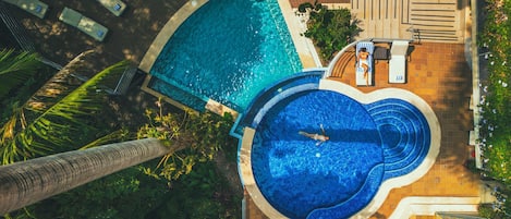 2 室外游泳池,日光浴躺椅