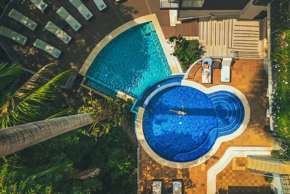 2 outdoor pools, sun loungers