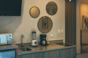 Titi Deluxe Suite | Privékeuken | Een magnetron, een kookplaat, een koffiezetapparaat/waterkoker