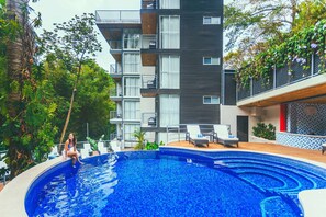 2 piscinas externas, espreguiçadeiras
