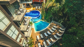2 piscines extérieures, chaises longues