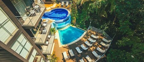 2 piscine all'aperto, lettini
