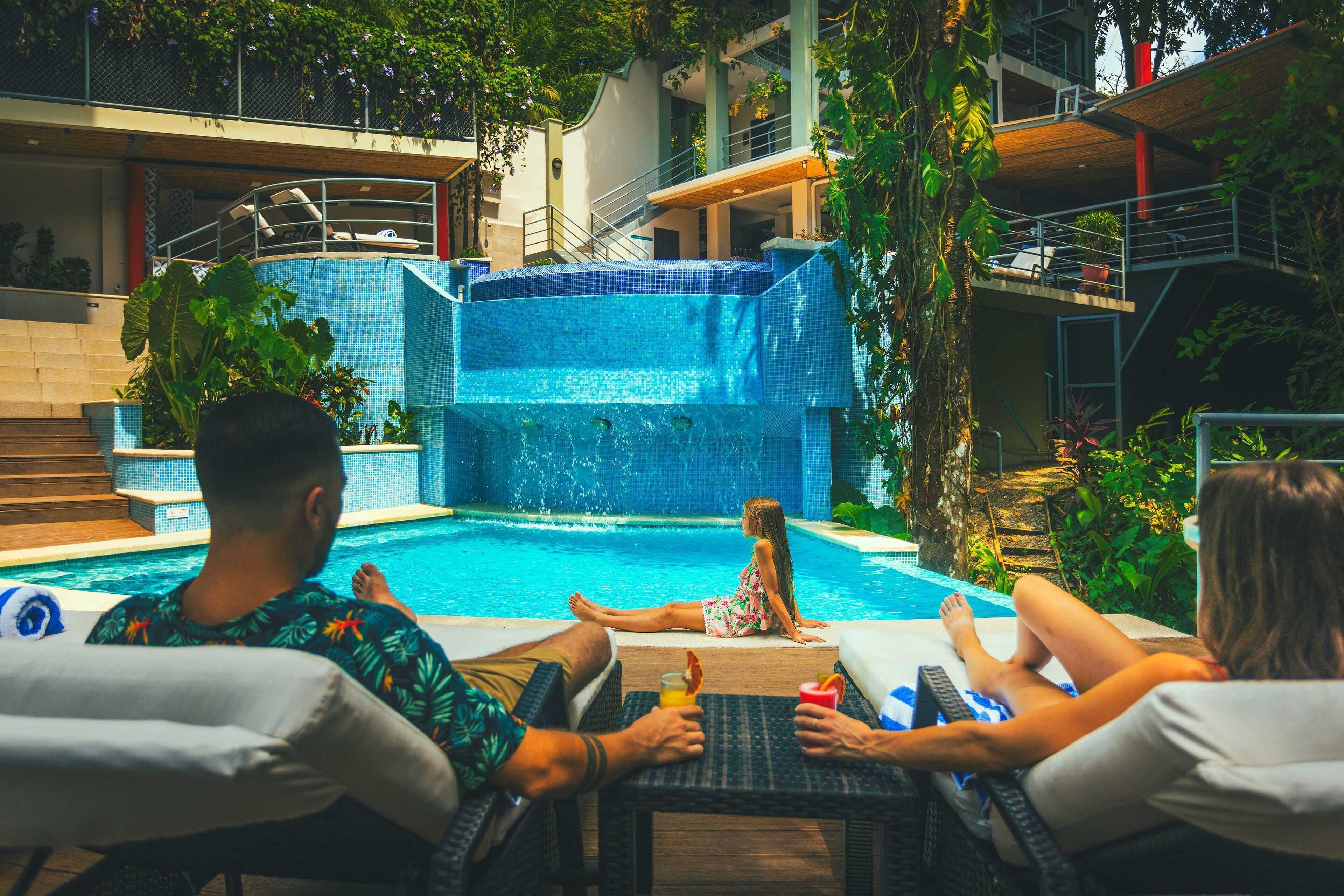 2 室外游泳池，日光浴躺椅