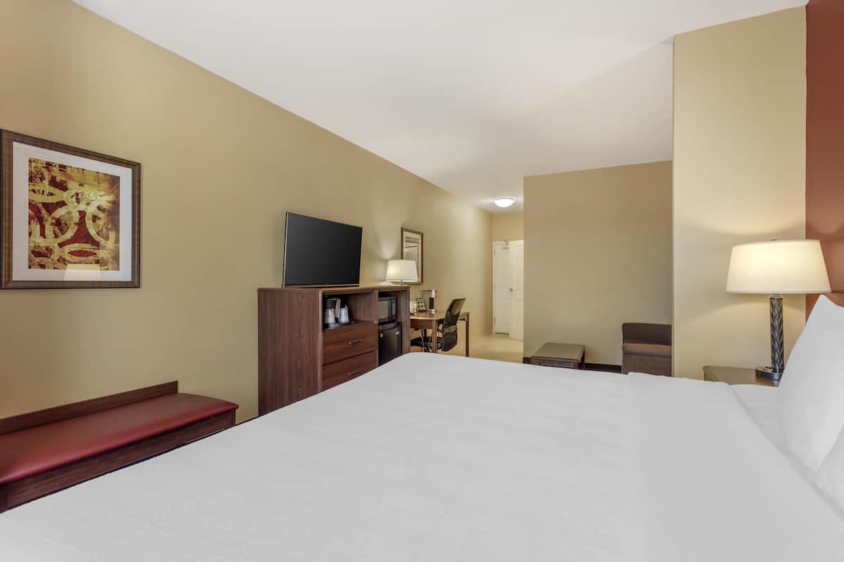 Suite, 1 trÚs grand lit, accessible aux personnes à mobilité réduite, baignoire (with Sofabed) | Surmatelas, bureau, fer et planche à repasser, Wi-Fi gratuit