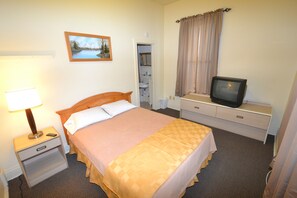 Dakota - full kitchen, bedroom, private restroom/shower | Free WiFi, bed sheets
