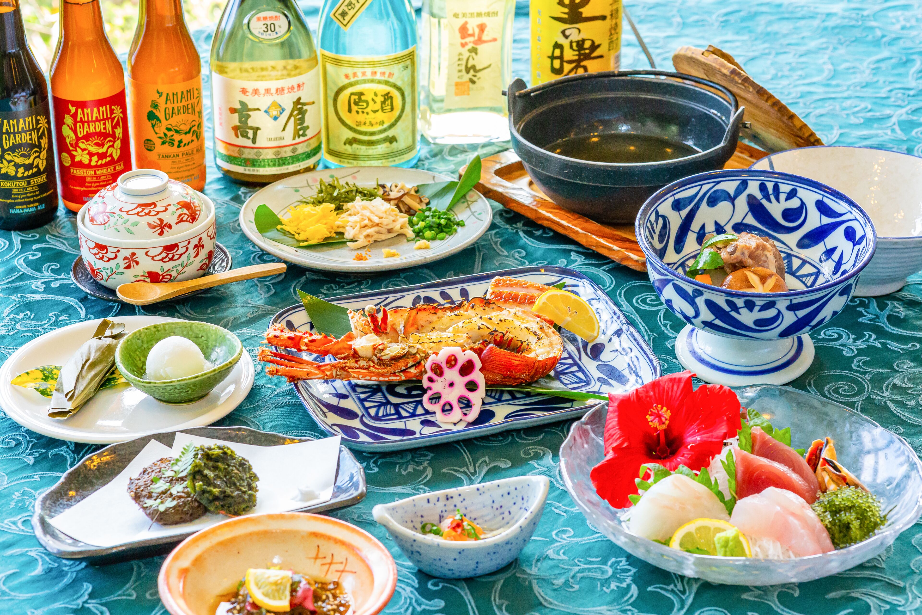 Et bord med forskellige retter, heriblandt fisk og skaldyr samt et traditionelt japansk tesæt.