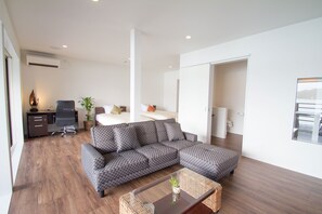 Habitación familiar, 4 habitaciones, junto a la playa | 2 habitaciones y caja de seguridad en la habitación 