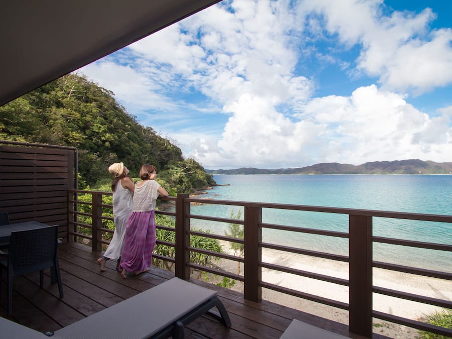 2 chambres, coffres-forts dans les chambres, fer et planche à repasser