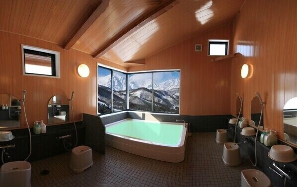 Indoor spa tub - Country Inn Kashiwabara (Hakuba)