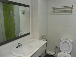 Shower, perlengkapan mandi gratis, pengering rambut, dan handuk