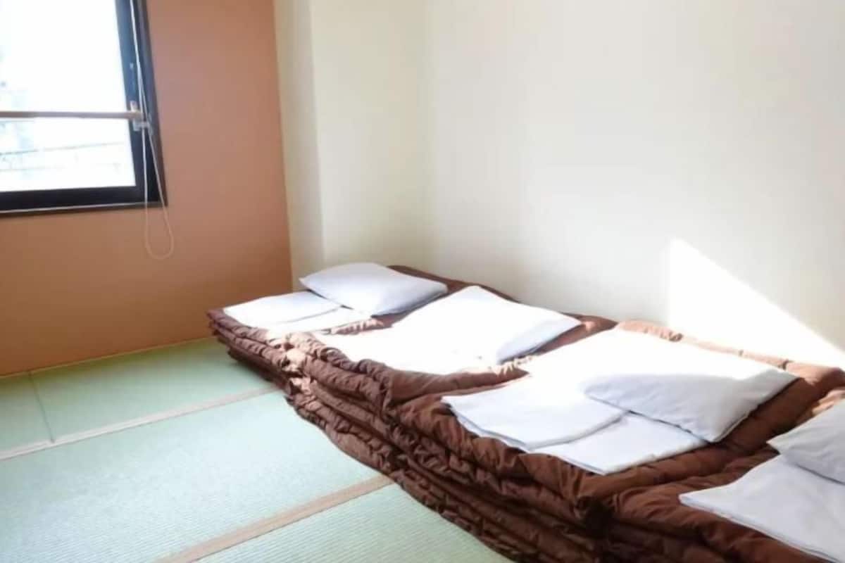 Soundproofing, free WiFi, bed sheets
