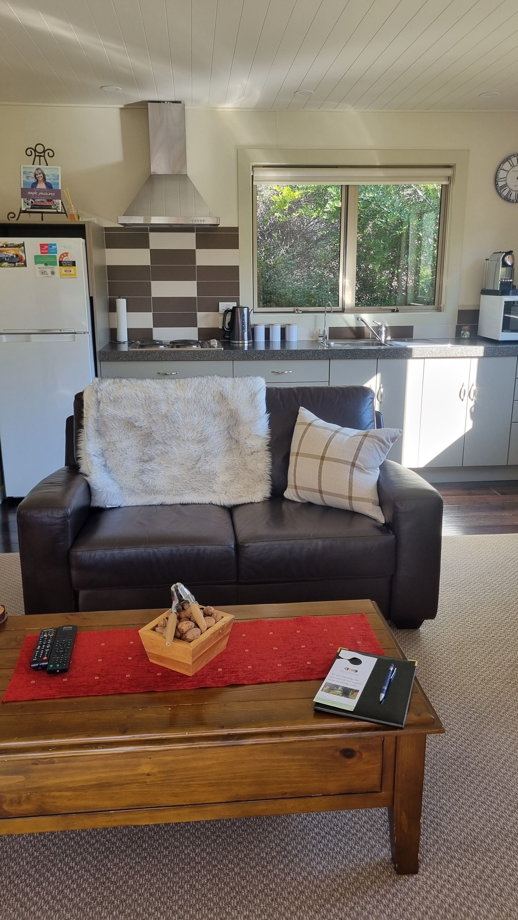 Kühlschrank, Mikrowelle, Herdplatte, Wasserkocher mit Kaffee-/Teezubehör