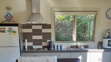 Lemari es, microwave, kompor, dan mesin pembuat kopi/teh