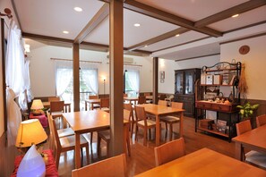 Breakfast area - Petit Hotel Anise Garden (Hakuba)