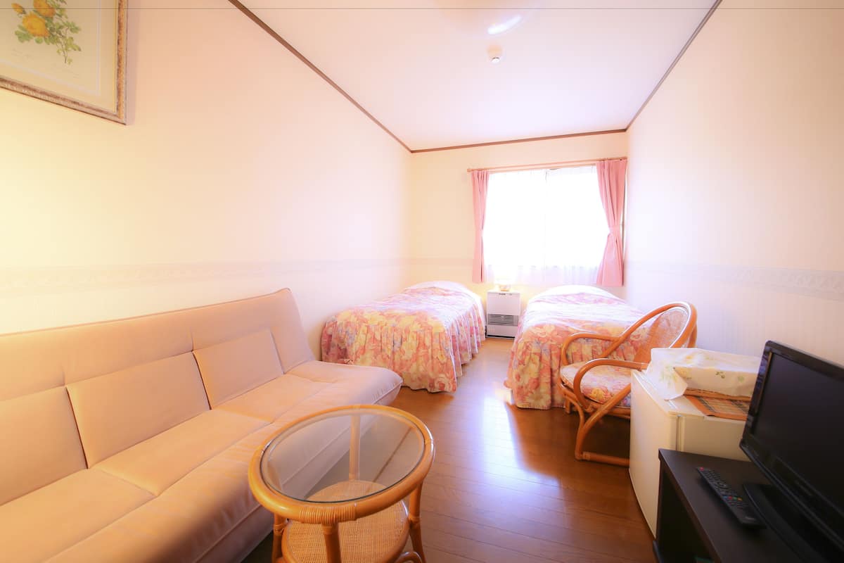 Deluxe Twin kamer, 2 slaapkamers, koelkast | 1 slaapkamer, donzen dekbedden, verduisterende gordijnen, gratis wifi