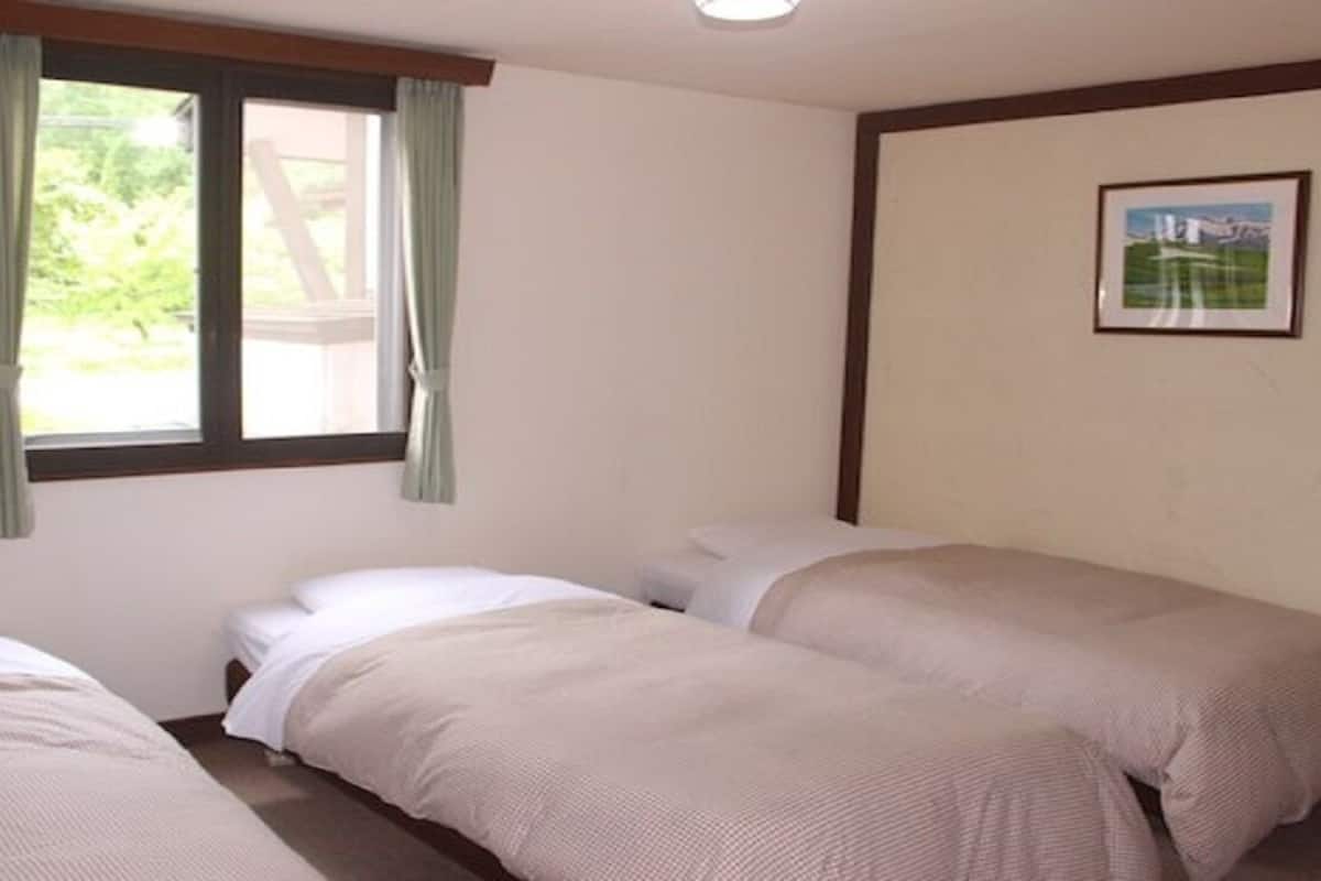 Escritorio, wifi gratis, ropa de cama