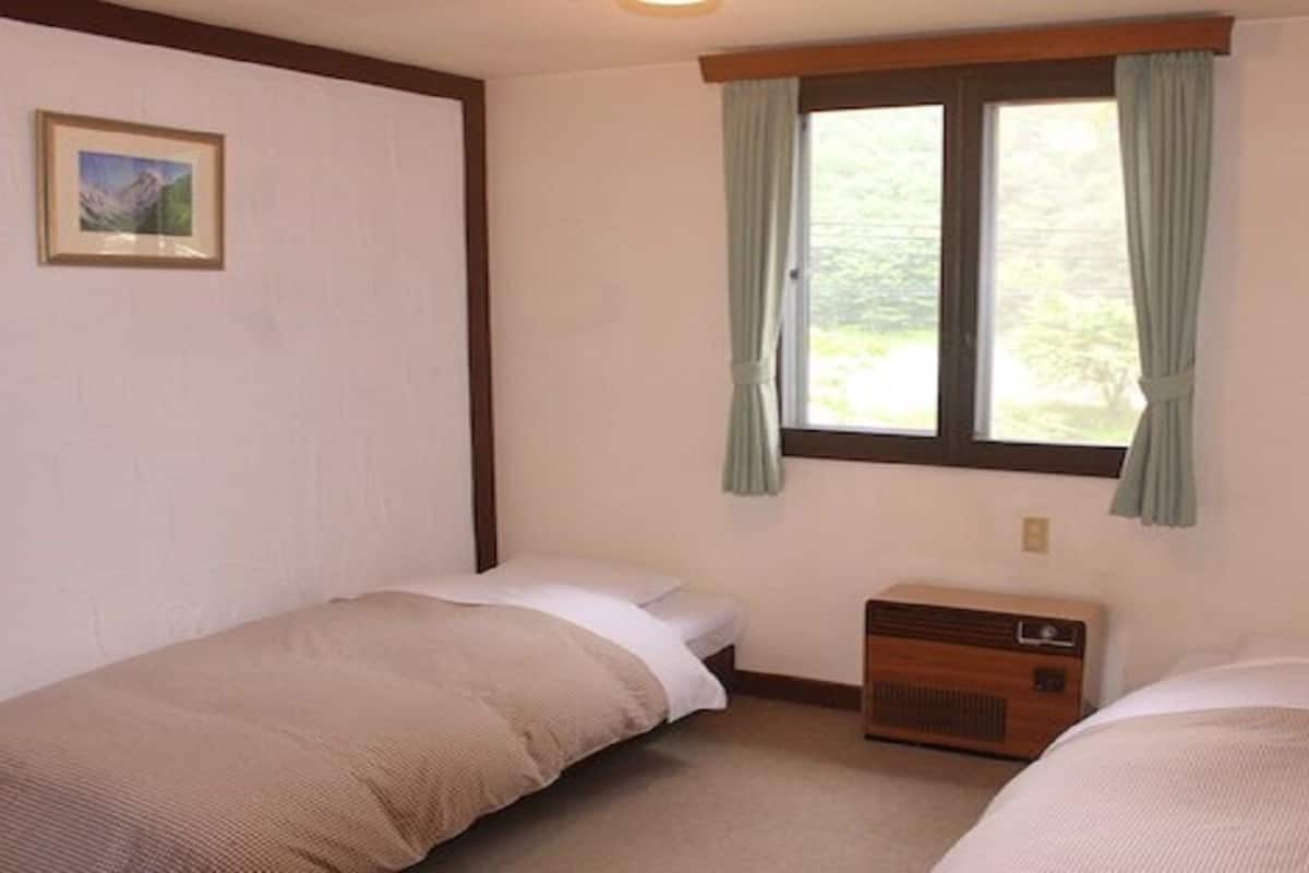 Escritorio, wifi gratis, ropa de cama