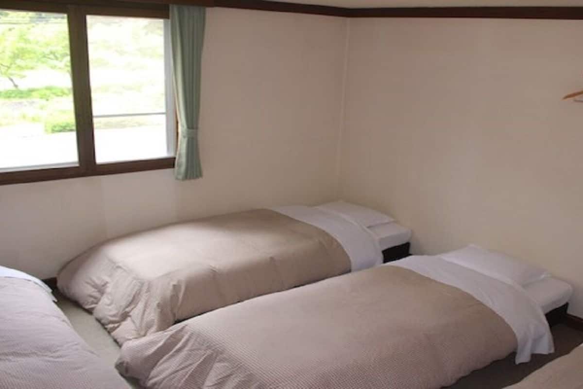 Escritorio, wifi gratis, ropa de cama