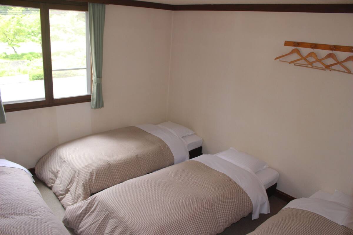 Habitación cuádruple, 4 habitaciones, no fumadores, baño compartido | Escritorio, wifi gratis, ropa de cama