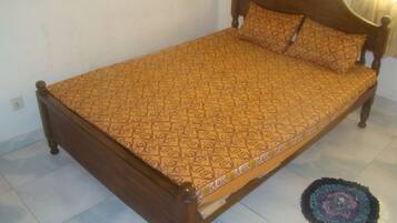 Double Room | In-room safe, desk, iron/ironing board, free WiFi