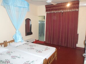 Premium bedding, desk, soundproofing, rollaway beds - Indrani Inn (Anuradhapura)