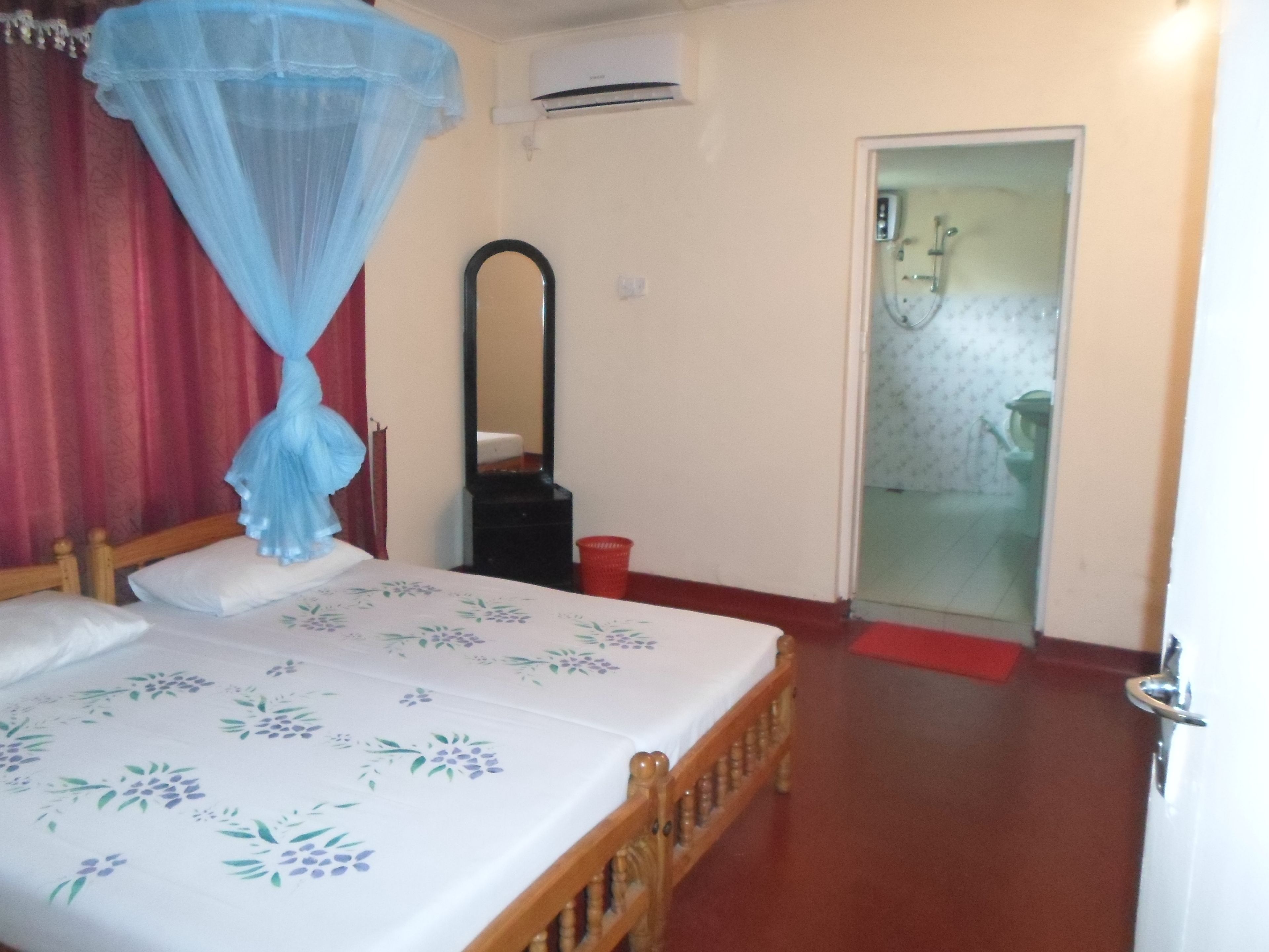 Premium bedding, desk, soundproofing, rollaway beds