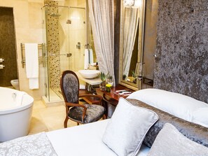 Quarto superior | Roupas de cama premium, frigobar, cofres nos quartos, escrivaninha