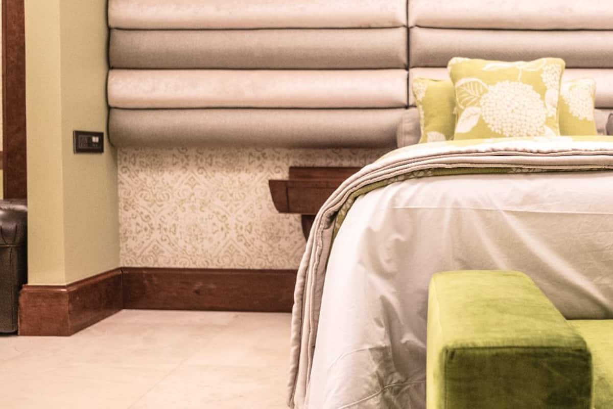 Grand kamer, toegankelijk voor mindervaliden | Luxe beddengoed, een minibar, een kluis op de kamer, een bureau