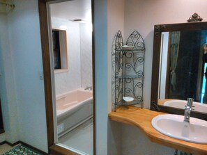 Apartment, 3 Bedrooms (+ 1 Bunk Bed) | Bathroom | Combined shower/tub, free toiletries, hair dryer, slippers