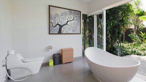 Family Villa, 5 Bedrooms, Private Pool, Pool View | Bathroom | Deep soaking tub, rainfall showerhead, free toiletries, hair dryer - Villa Yenian by Villa Finder (Canggu)