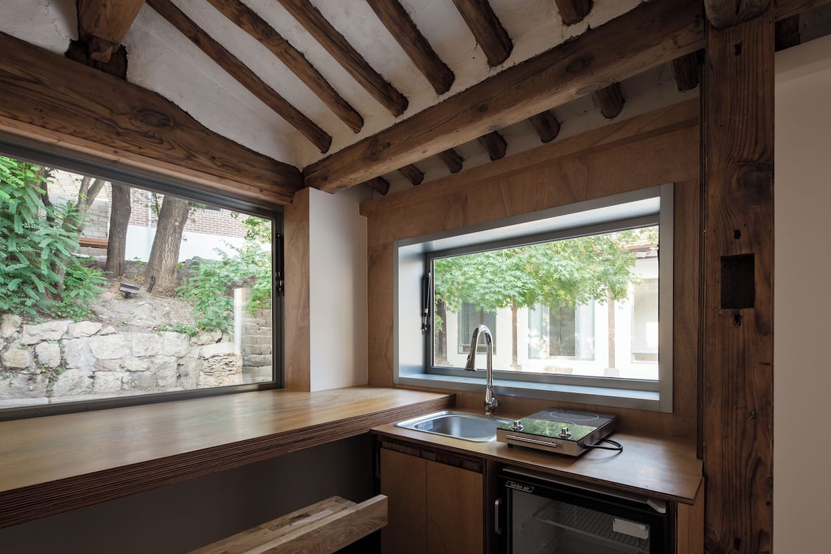 Deluxe Room | Bathroom | Shower, free toiletries, hair dryer, towels